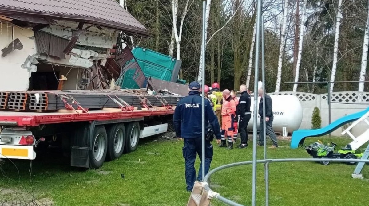  Śmiertelny wypadek, ciężarówka wjechała w dom 