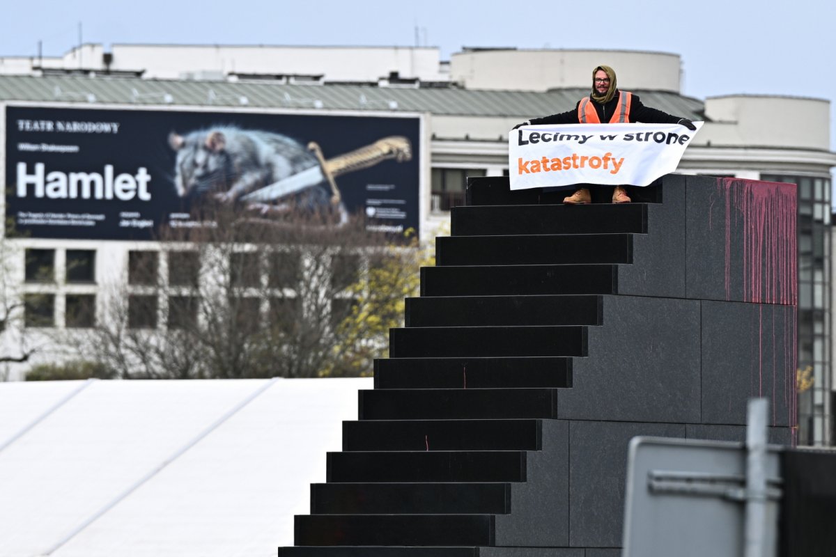 Pomnik katastrofy smoleńskiej oblany farbą. Aktywista klimatyczny wszedł na monument