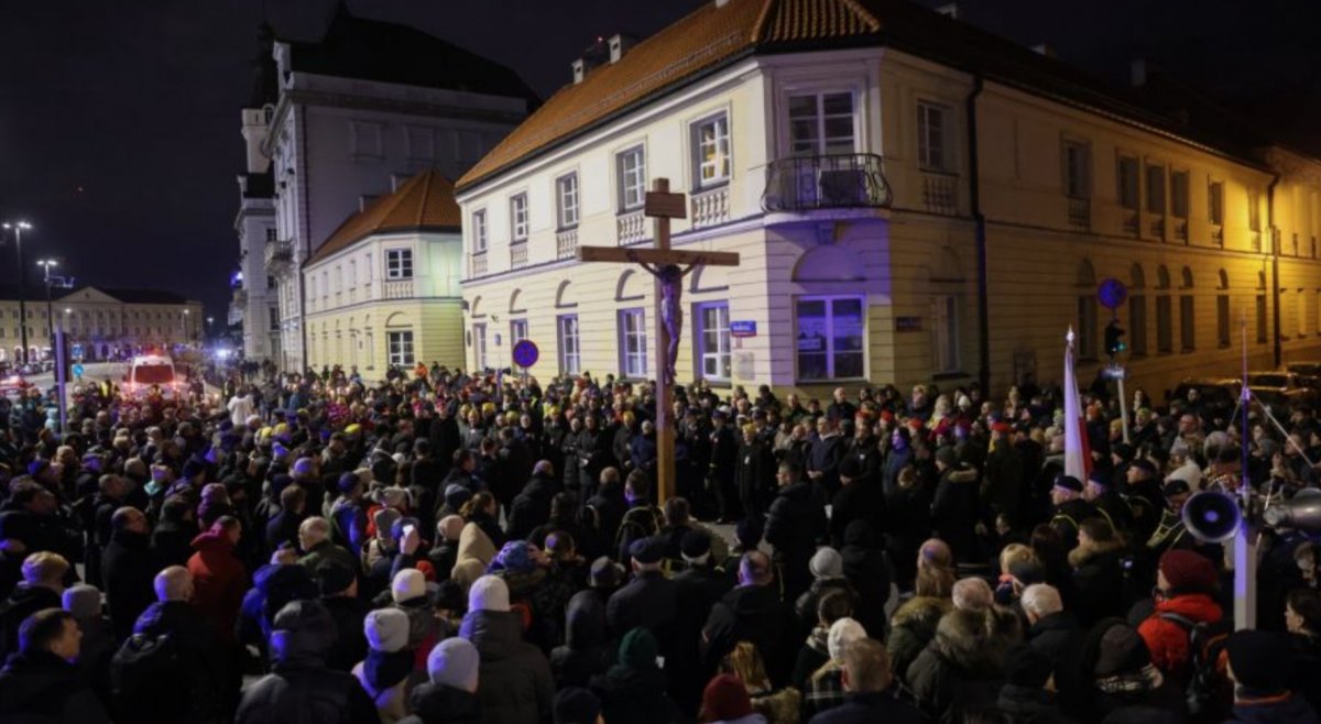 Wielki Piątek w Warszawie: Droga Krzyżowa, która porusza serca i łączy wiernych