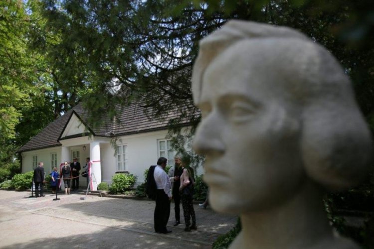 Czarno-białe sny o George Sand – fotografie FLORE w Żelazowej Woli