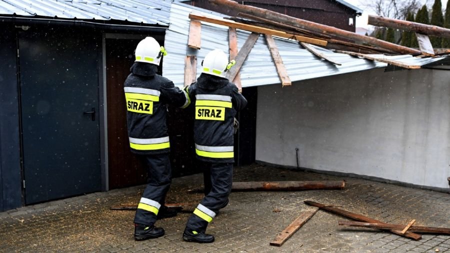 900 zgłoszeń w związku z pogodą, dwie osoby zostały ranne w Warszawie