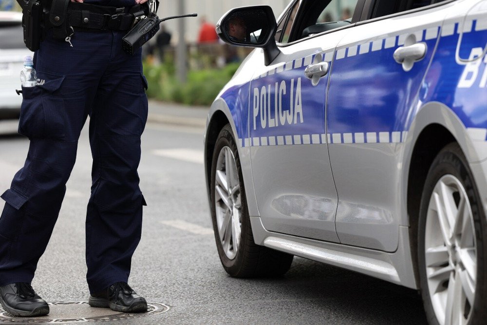 Agresja na drodze w Wilanowie. 35-latek z zarzutami za uszkodzenie auta