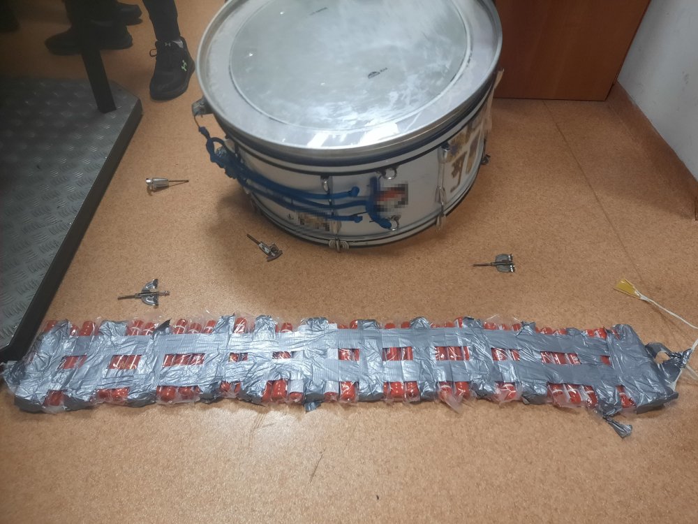 Racy w bębnie, kominiarki w środku. Tak kibole próbowali wnieść pirotechnikę na Narodowy [ZDJĘCIA]