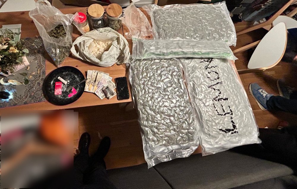 Wielomiesięczna praca kryminalnych z Woli i Radomia – zatrzymani dealerzy, przechwycone 5 kg narkotyków