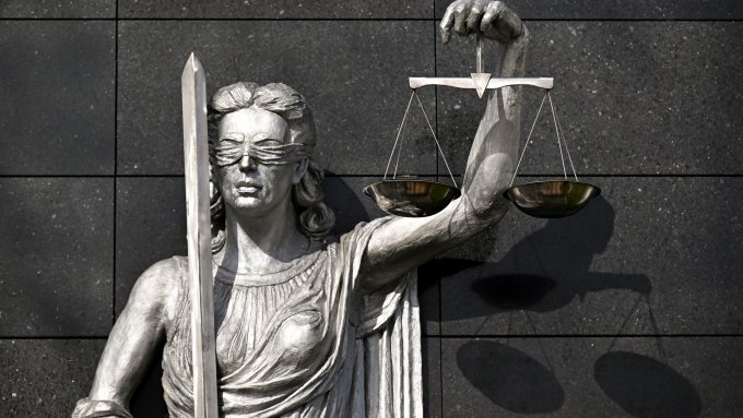 Ojciec i syn usłyszeli zarzuty w sprawie ataku nożem na Marszałkowskiej