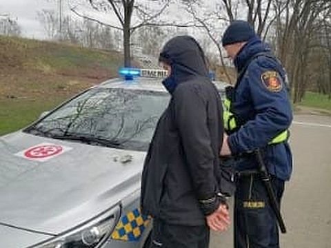 
Miłośnik przyrody ujęty w krzakach z trawą
