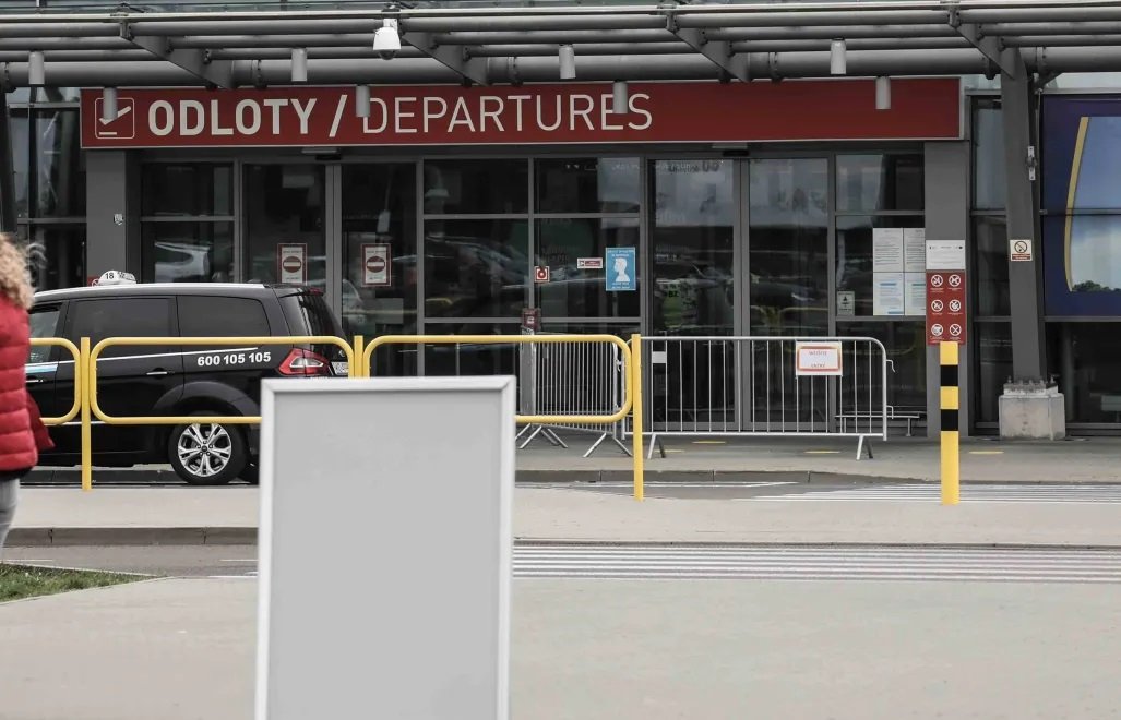 Obława zakończona w Modlinie. Poszukiwany przez Interpol wpadł podczas odprawy