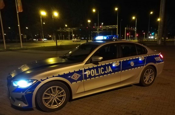 Pijany kierowca zlekceważył sygnał do zatrzymania i wyprzedzał „na podwójnej”. Zatrzymano go po pieszej ucieczce