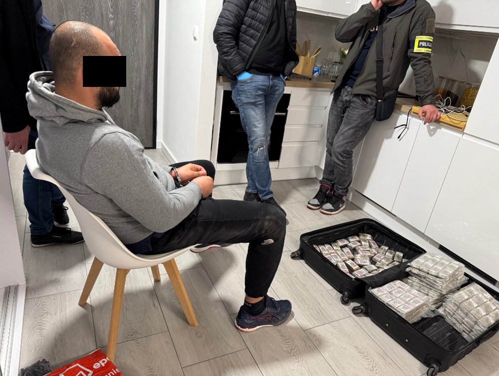 Mercedes kradziony, narkotyki warte miliony, broń i ucieczka pieszo. 30-latek z Białorusi zatrzymany pod Warszawą