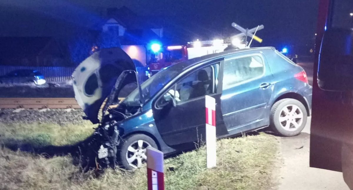 Kolizja na przejeździe kolejowym  – samochód wjechał pod pociąg