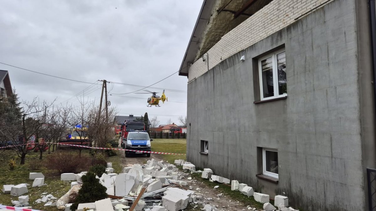 Wybuch gazu w mazowieckiej wsi. W domu były dwie osoby, jedna trafiła do szpitala śmigłowcem