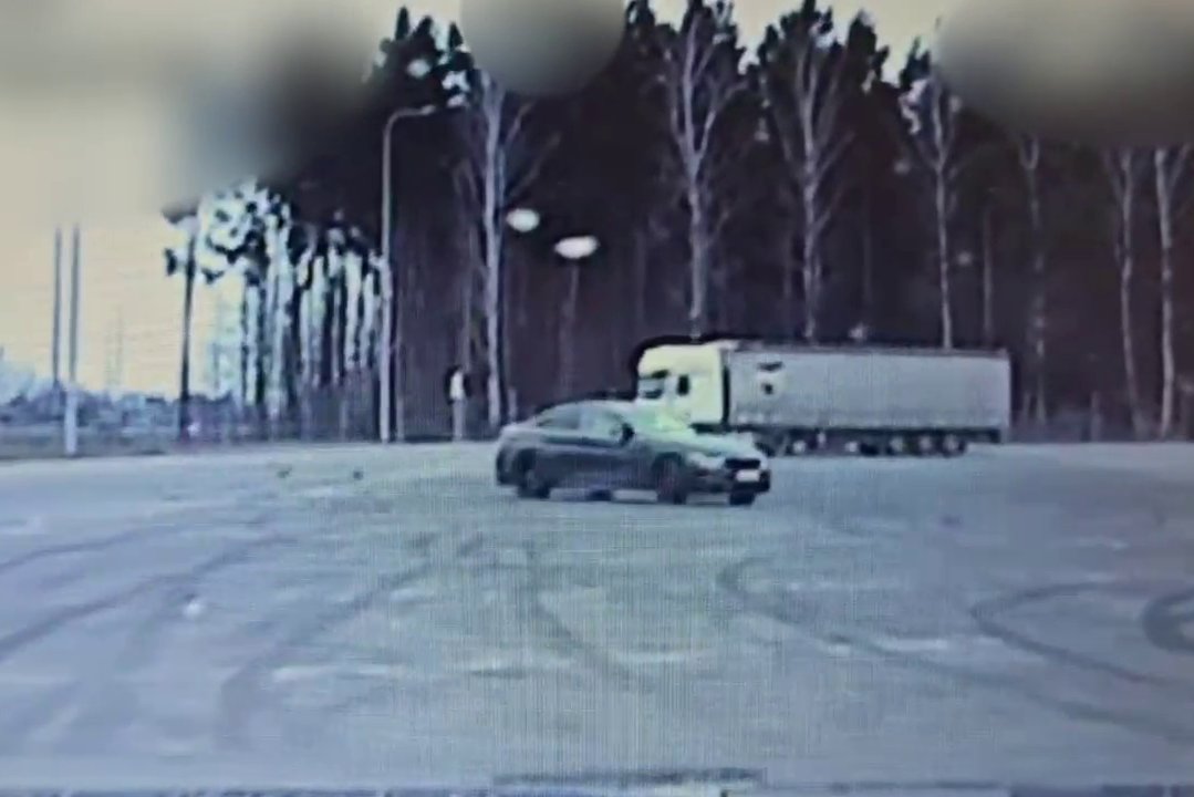 Zapomniał o przepisach, mandacie i… własnym prawie jazdy. 22-latek „driftował” bez uprawnień