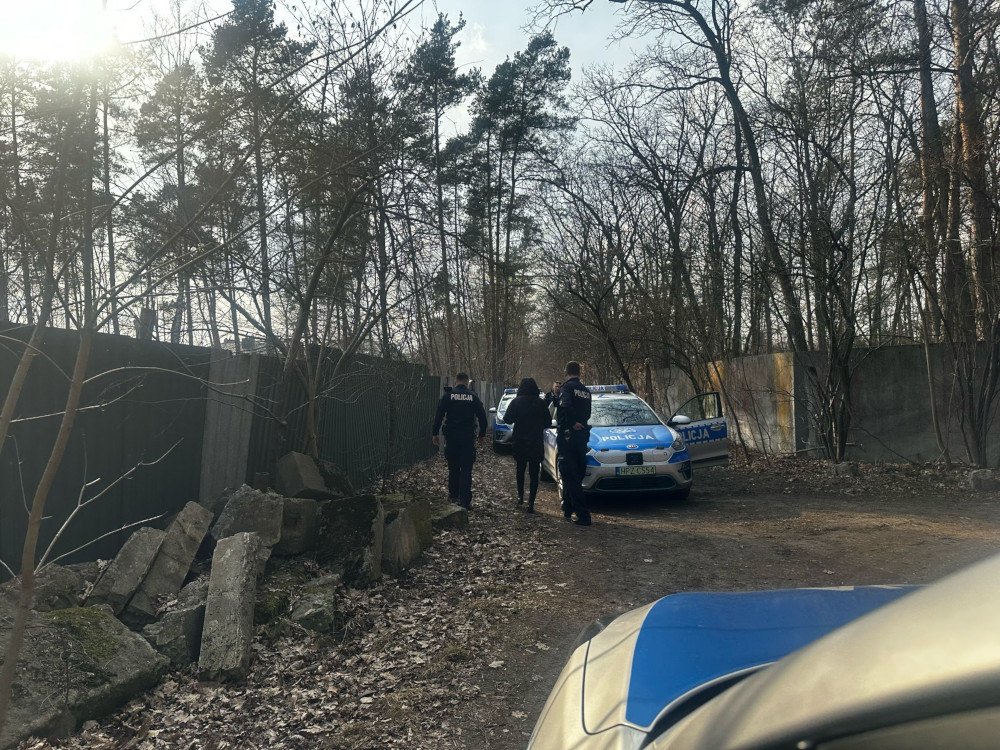 Dzielnicowi odnaleźli zagubioną w lesie kobietę