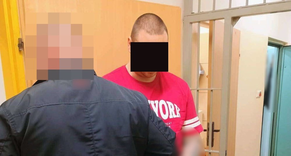 Nie zatrzymał się do kontroli – miał zakaz prowadzenia i... kominiarkę