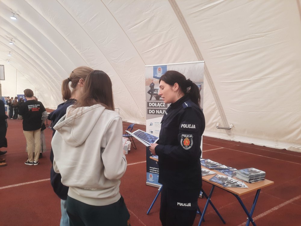 Żeromskie Dni Kariery – policjantki z Woli z promocją zawodu policjanta