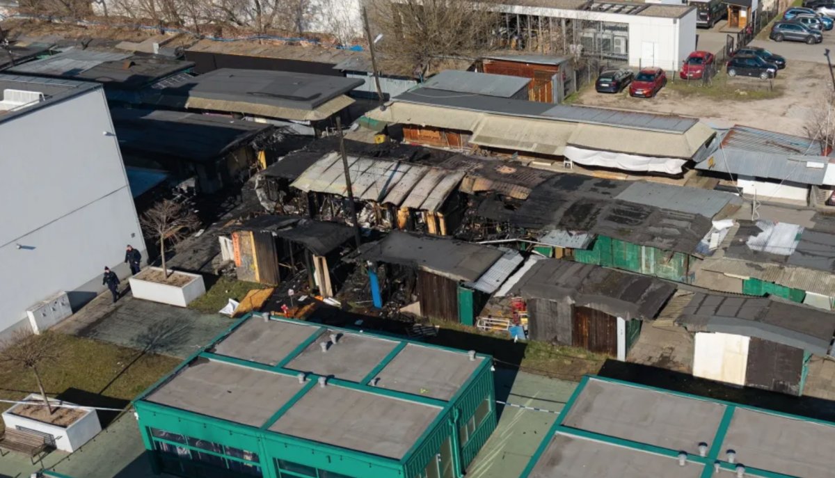 Pożar na Bazarze Różyckiego, teren odgrodzono taśmą i pozostaje zamknięty