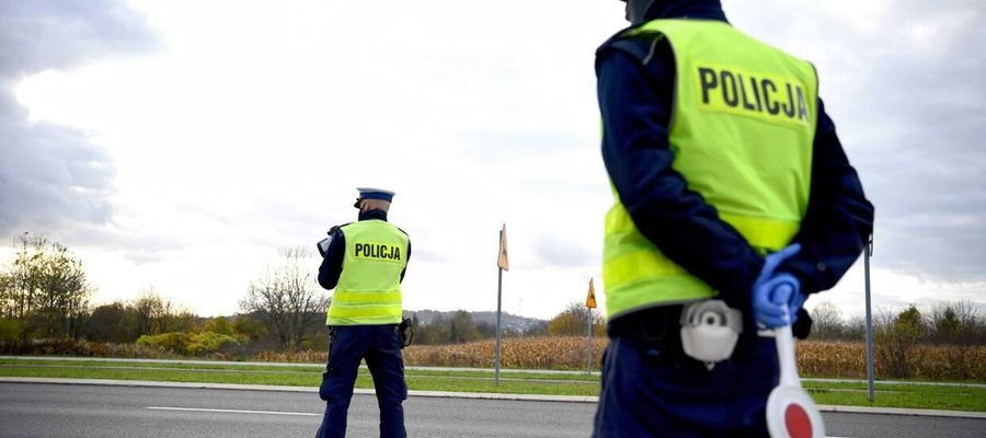 Jechał slalomem po DK7 i miał włączone awaryjne - myślał, że to go uratuje?