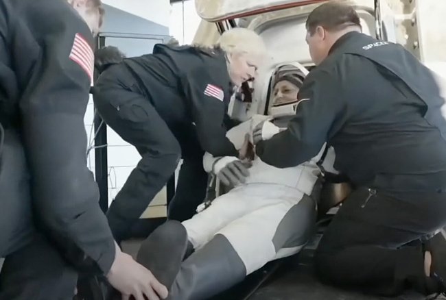 Mieli być w kosmosie 7 dni, wrócili po 9 miesiącach – wreszcie na Ziemi!