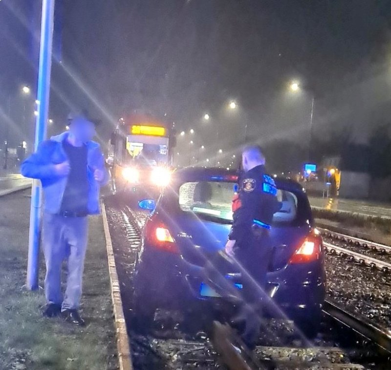 
Kierowca utknął na szynach i nie mógł się wydostać
