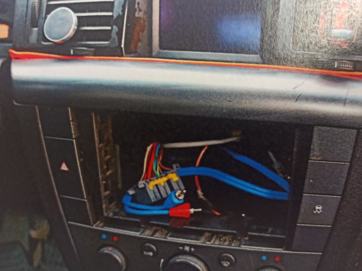 Z jednego Opla ukradł radio, w drugim uciął sobie drzemkę