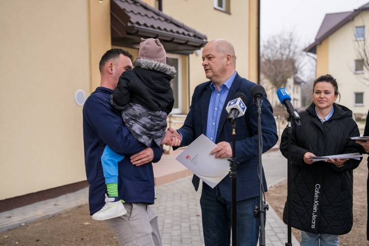 Prezydent Płocka wręczył klucze piętnastu lokatorom nowego budynku 
