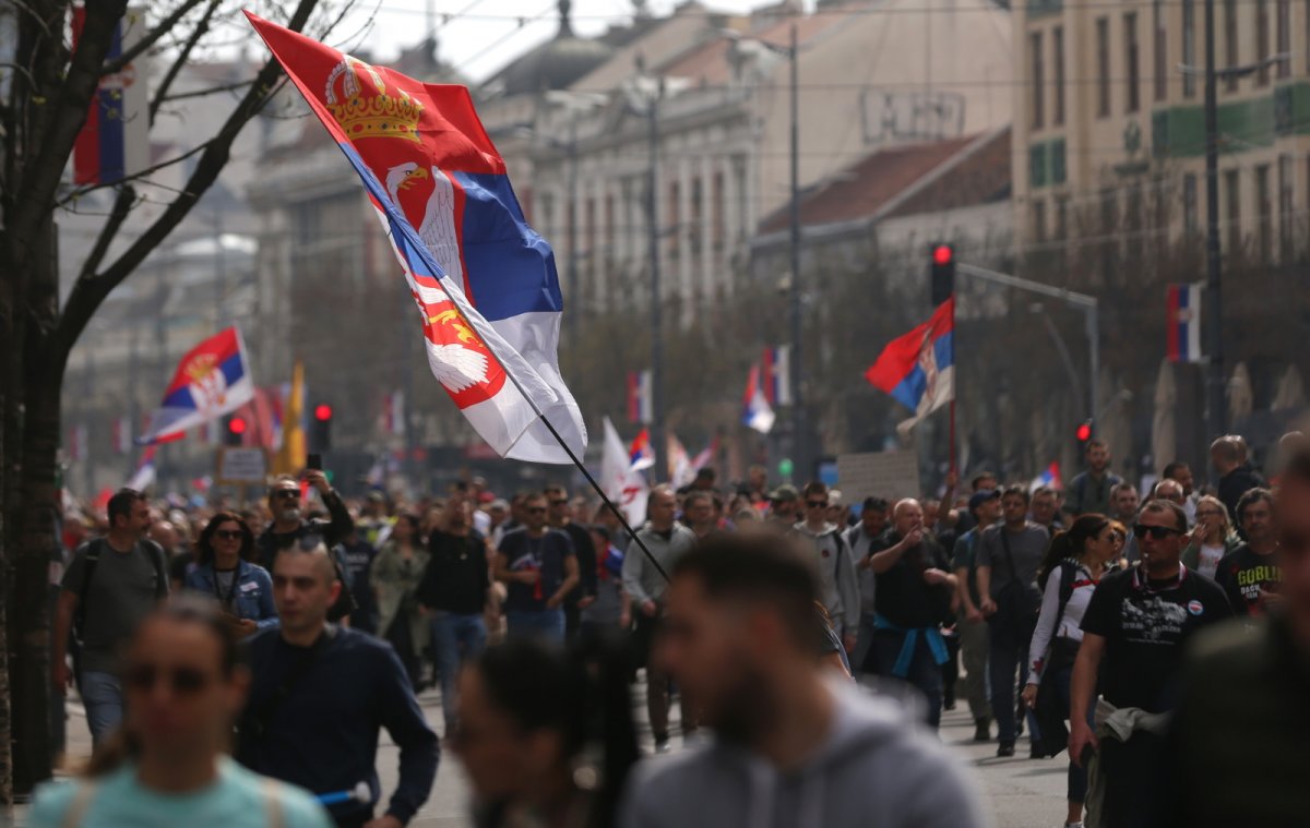 Tysiące osób maszerują ulicami Belgradu; samochód uderzył w grupę protestujących