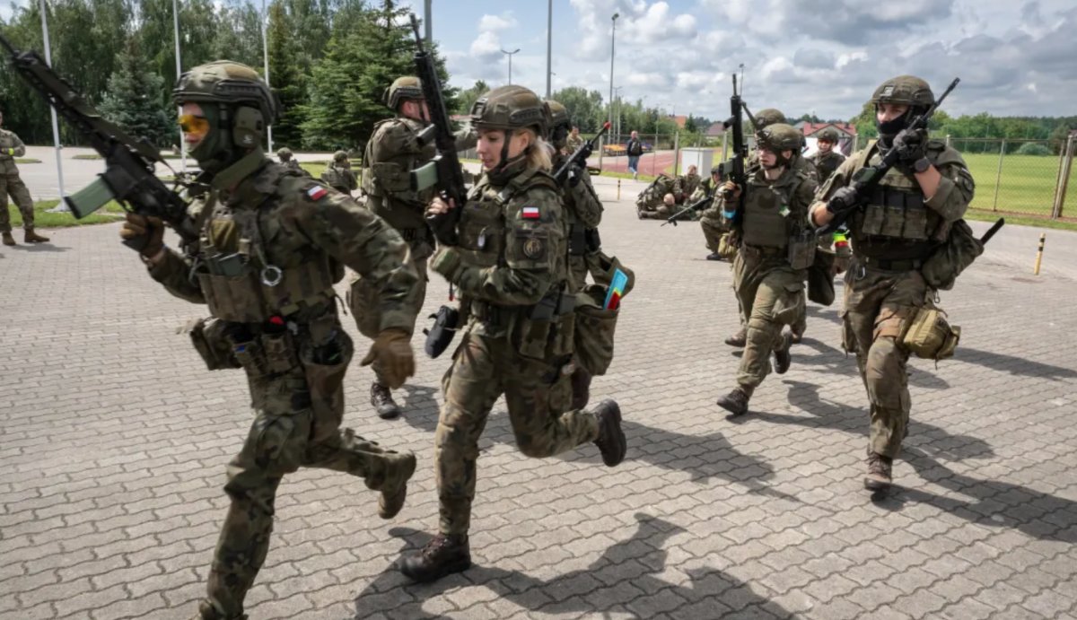 Ponad połowa Polaków popiera obowiązkowe szkolenia wojskowe dla dorosłych mężczyzn