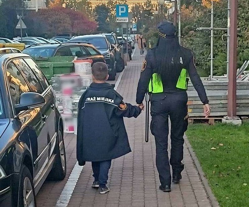 Zapłakany 8-latek zgubił się w drodze ze szkoły do domu