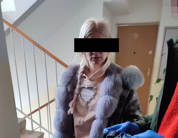 Przyjeżdżała do sklepu luksusową limuzyną i udawała, że kasuje towar