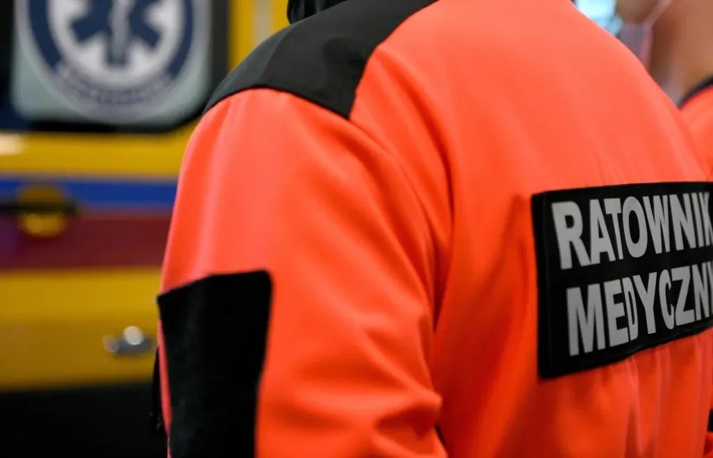Tragedia pod śmietnikiem. Ciało seniorki pozostawione na oczach mieszkańców