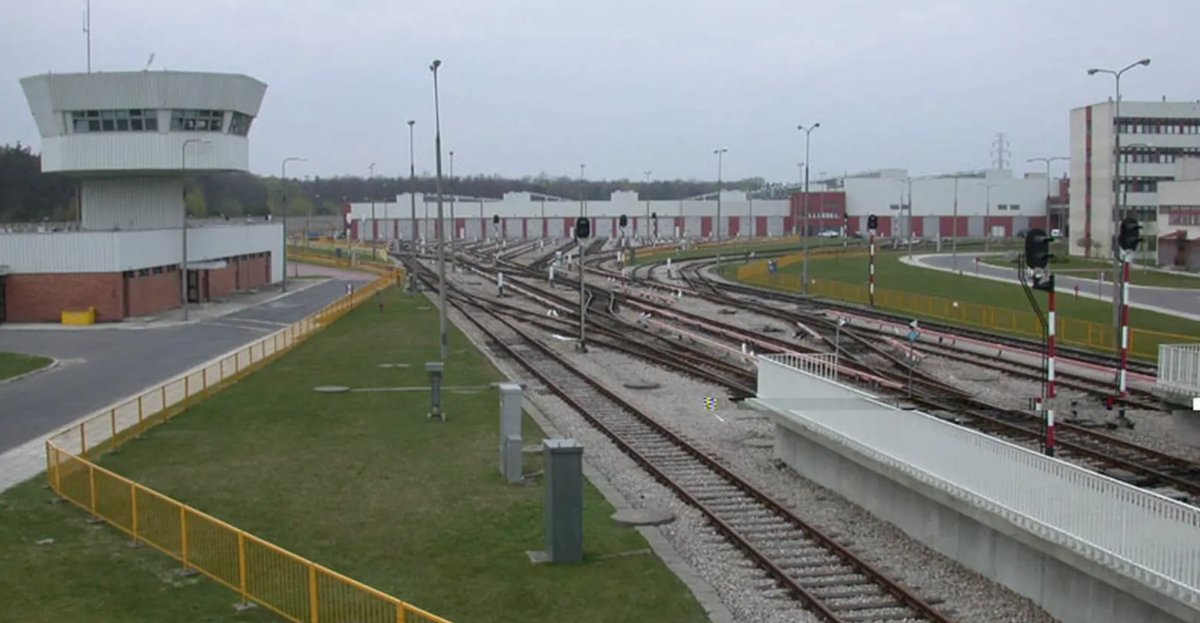Wandale na Kabatach: Czy nocna akcja miała związek z wykolejeniem pociągu?