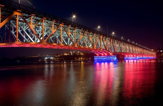 Płock w świetle nowych projektów: iluminacje mostów i energooszczędne oświetlenie