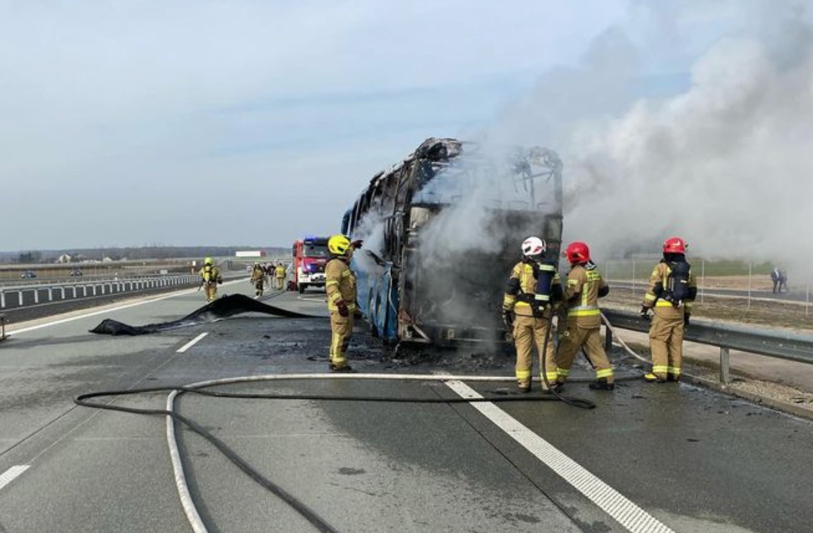 Pożar autokaru na A2. Płomienie strawiły pojazd, podróżowało nim ponad 40 dzieci