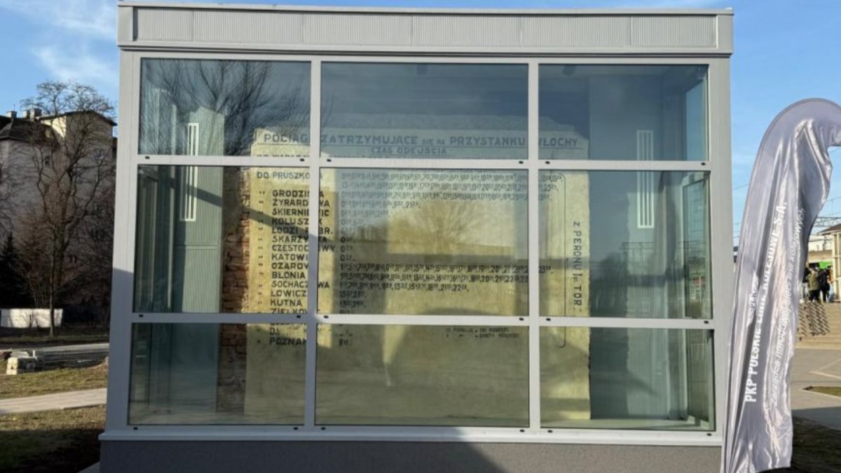 Zabytkowy rozkład jazdy pociągów powrócił na stację Warszawa Włochy