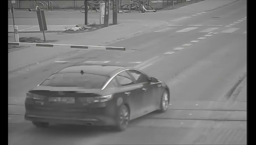 Slalomem przejechał przez przejazd kolejowy. Wszystko na oczach policjantów