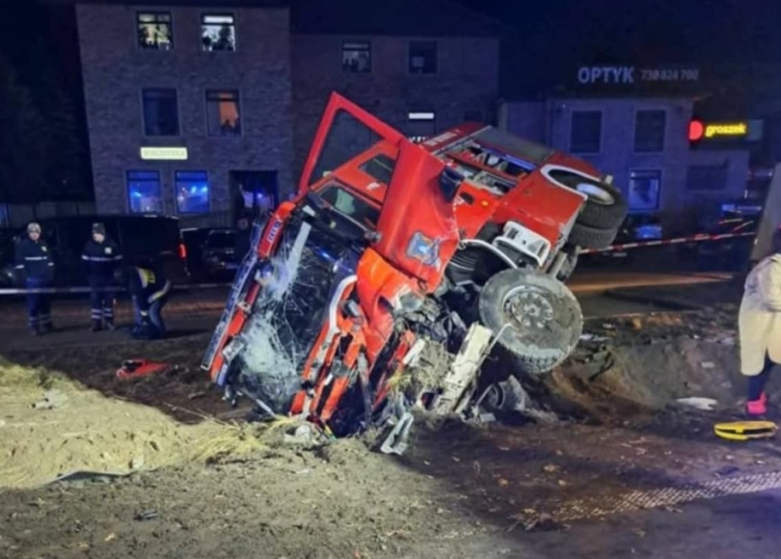 Zderzenie wozu strażackiego z osobówką. Jedna osoba nie żyje