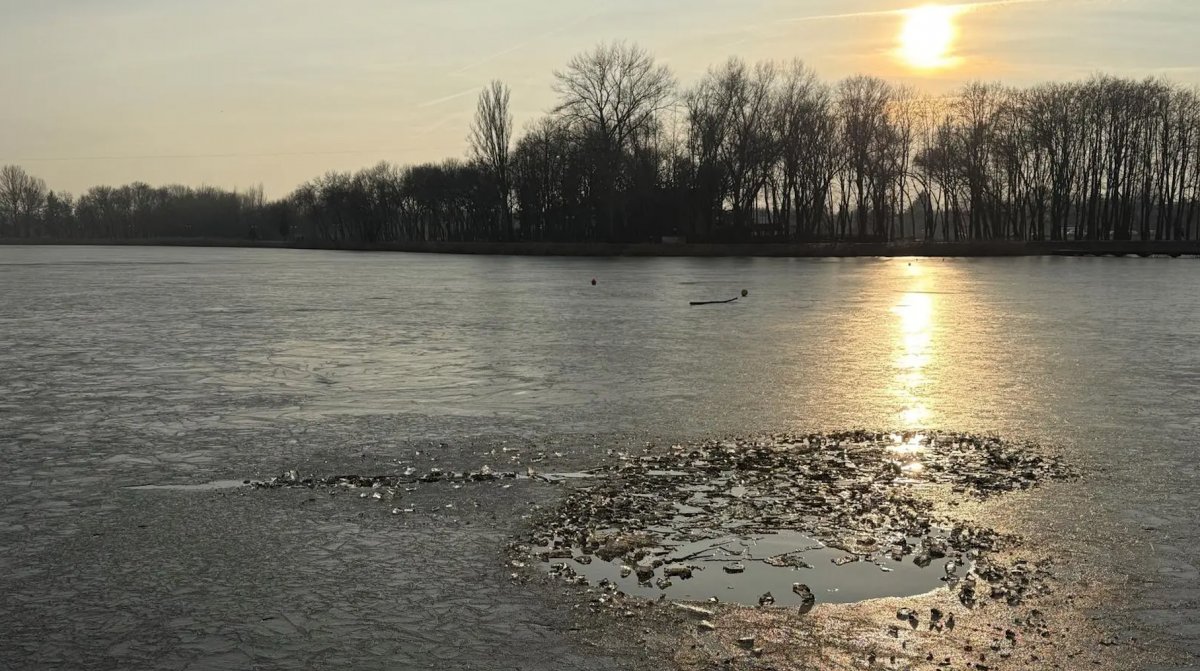 Rowerzysta wpadł do lodowatej wody – o krok od tragedii