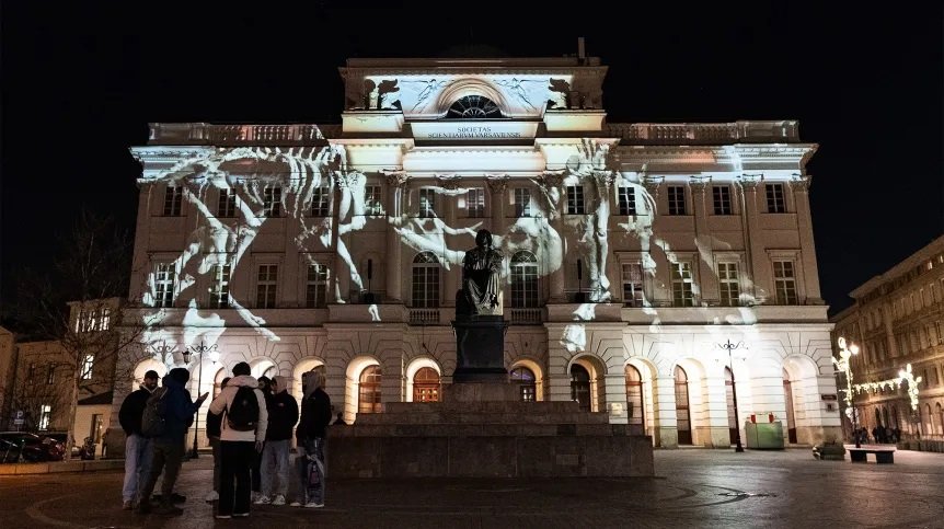 Nocna Warszawa rozświetlona projektami PAN – Pałac Staszica jako płótno