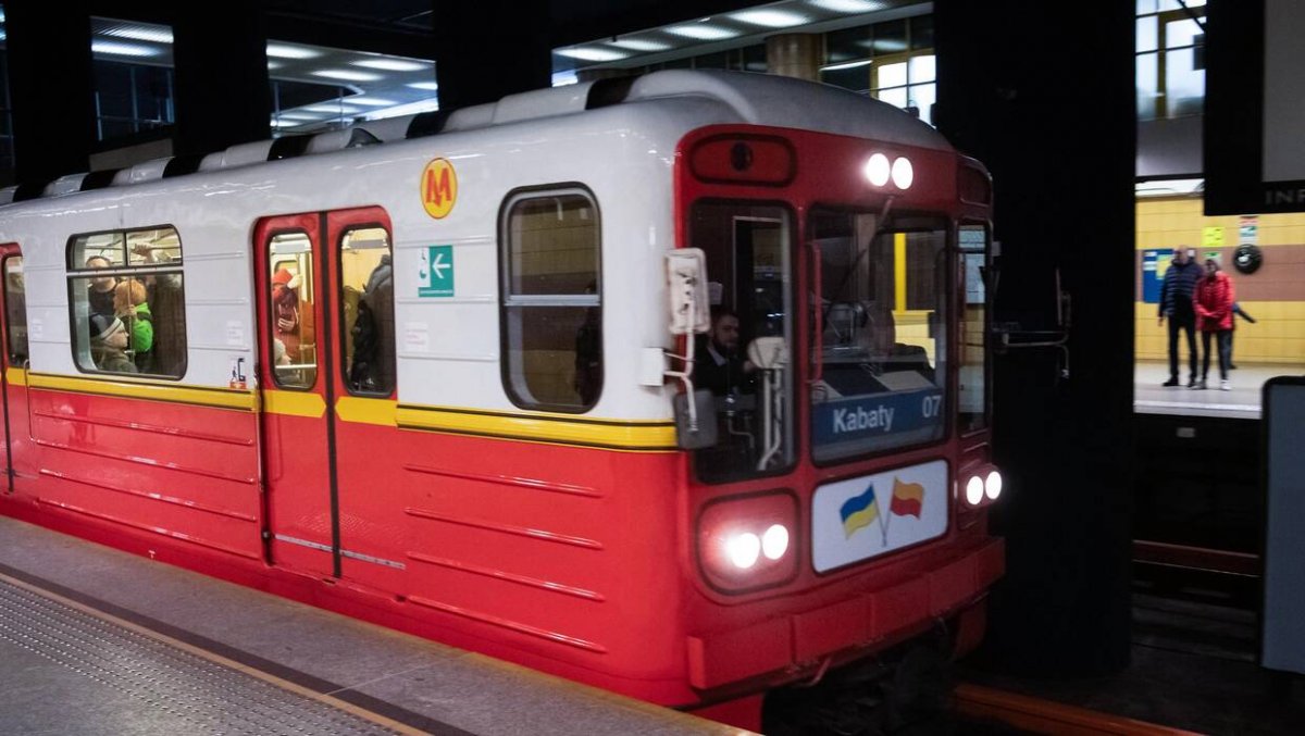 Awarie na pierwszej linii metra – jak często pasażerowie napotykają utrudnienia?