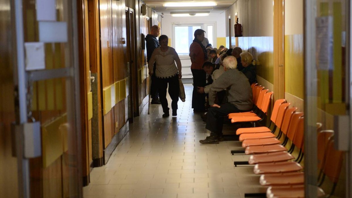  Pacjenci czekają coraz dłużej na szpitale. 