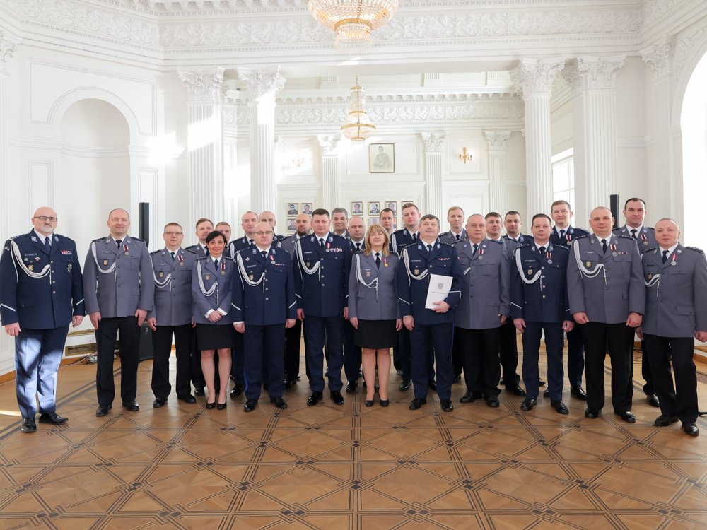 Grad medali i odznaczeń. Komendant Stołeczny Policji nagrodził policjantów
