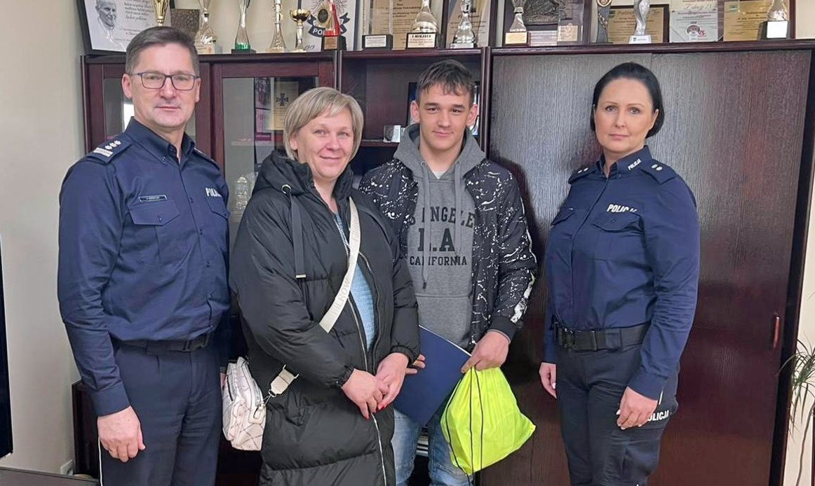 15-latek odparł atak nożownika w autobusie! Policja dziękuje za odwagę