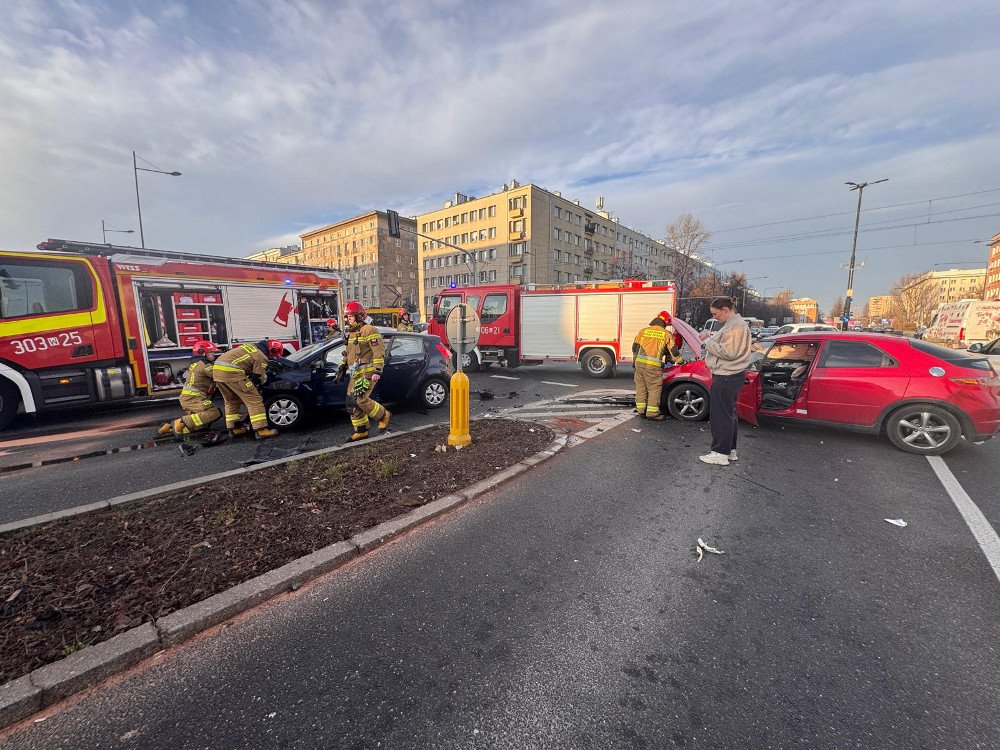 Warszawscy policjanci ratowali życie poszkodowanego w wypadku na Ochocie