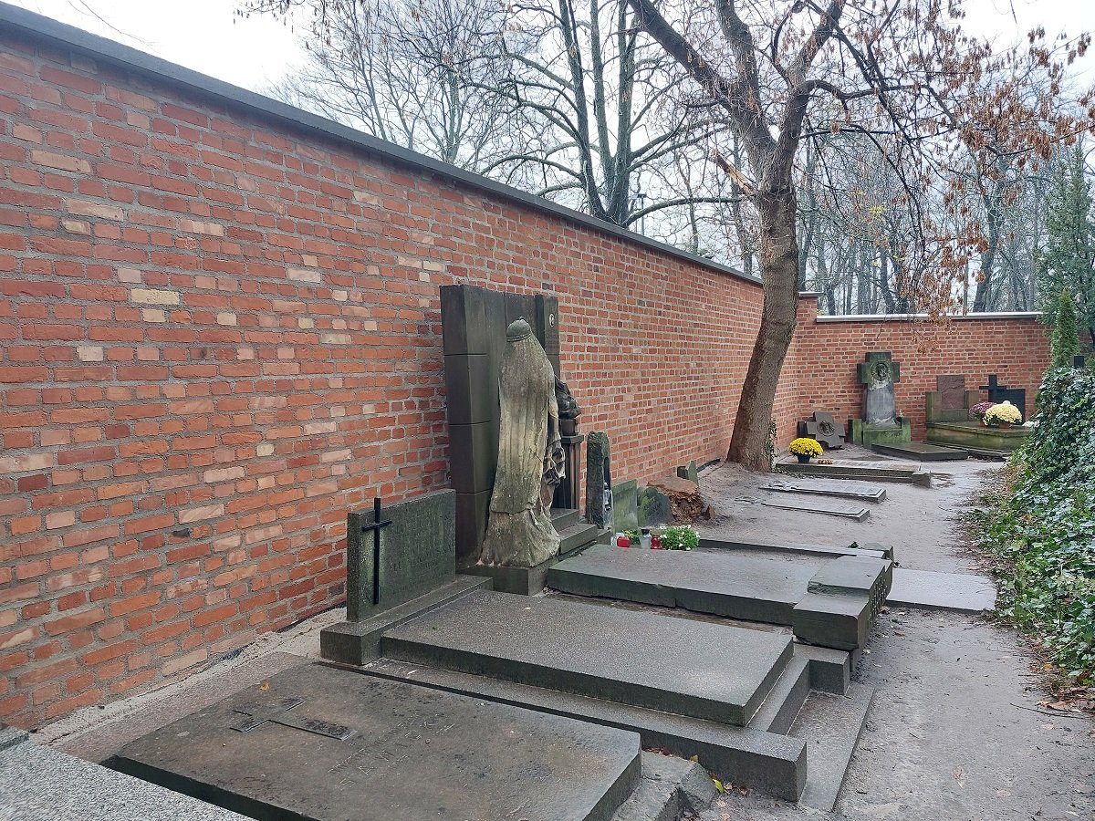 Remont muru cmentarza Powązkowskiego