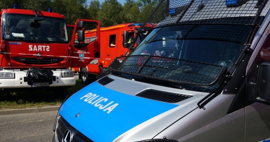 Nocny pożar na Ursynowie: Altana śmietnikowa w płomieniach, uszkodzone samochody