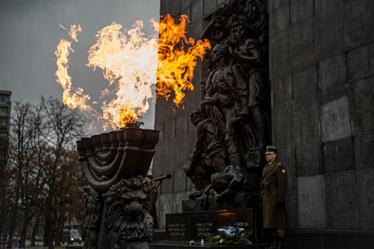 Warszawa pamięta o ofiarach Holokaustu
