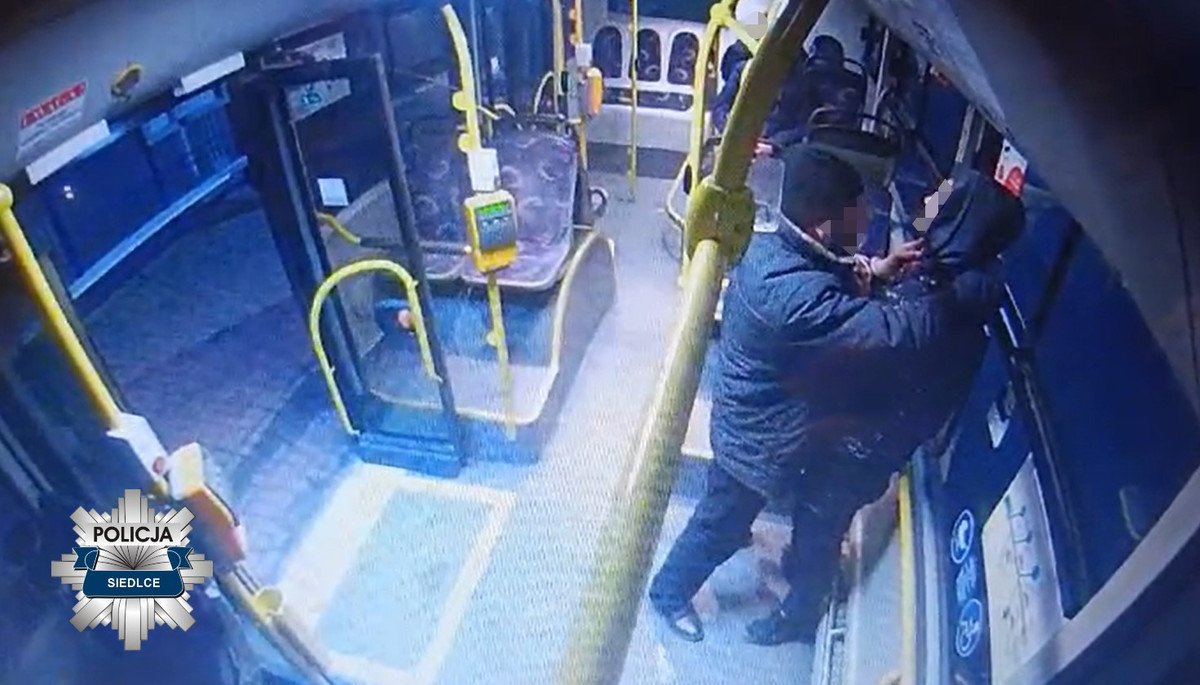 Wyciągnął nóż, grożąc chłopcu i żądając pieniędzy. Kierująca autobusem zainterweniowała