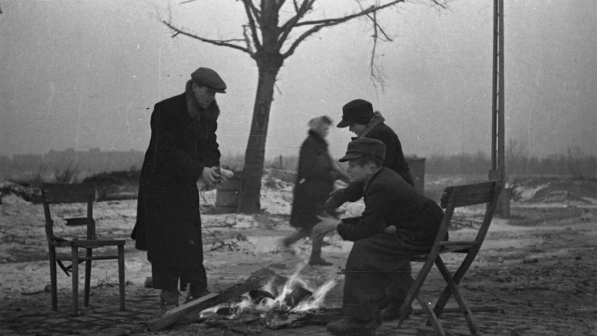 Warszawscy Robinsonowie – historie tych, którzy przetrwali w ruinach miasta