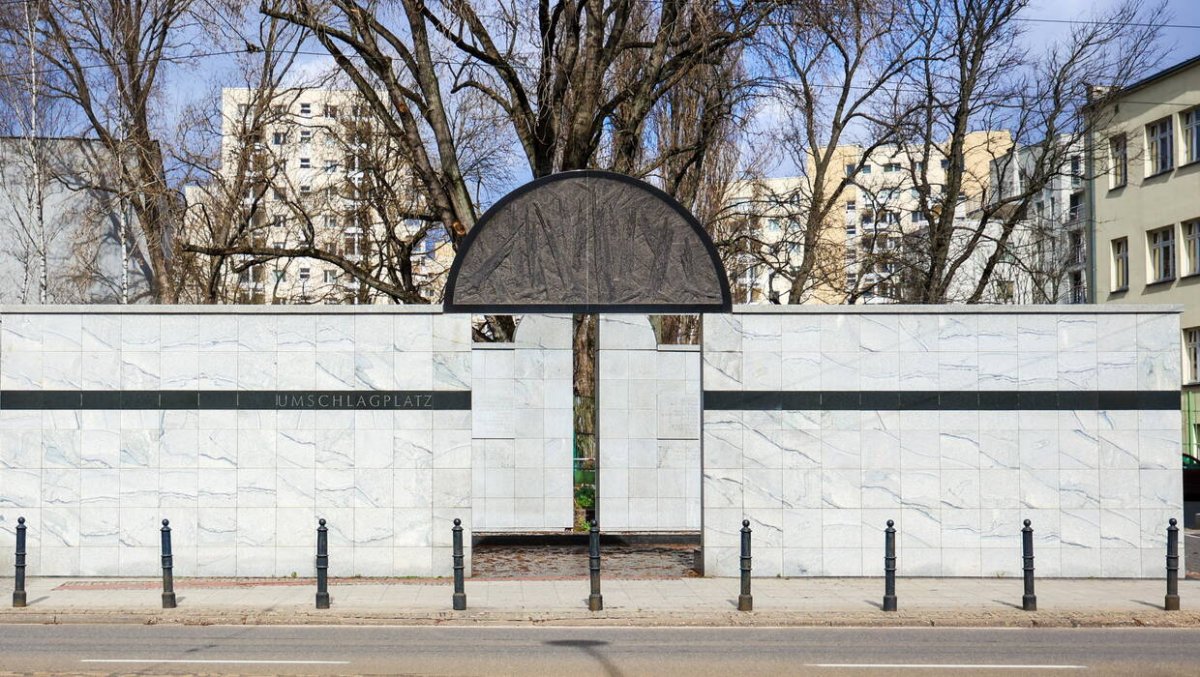Dewastacja pomnika Umschlagplatz. Prokuratura wszczęła śledztwo