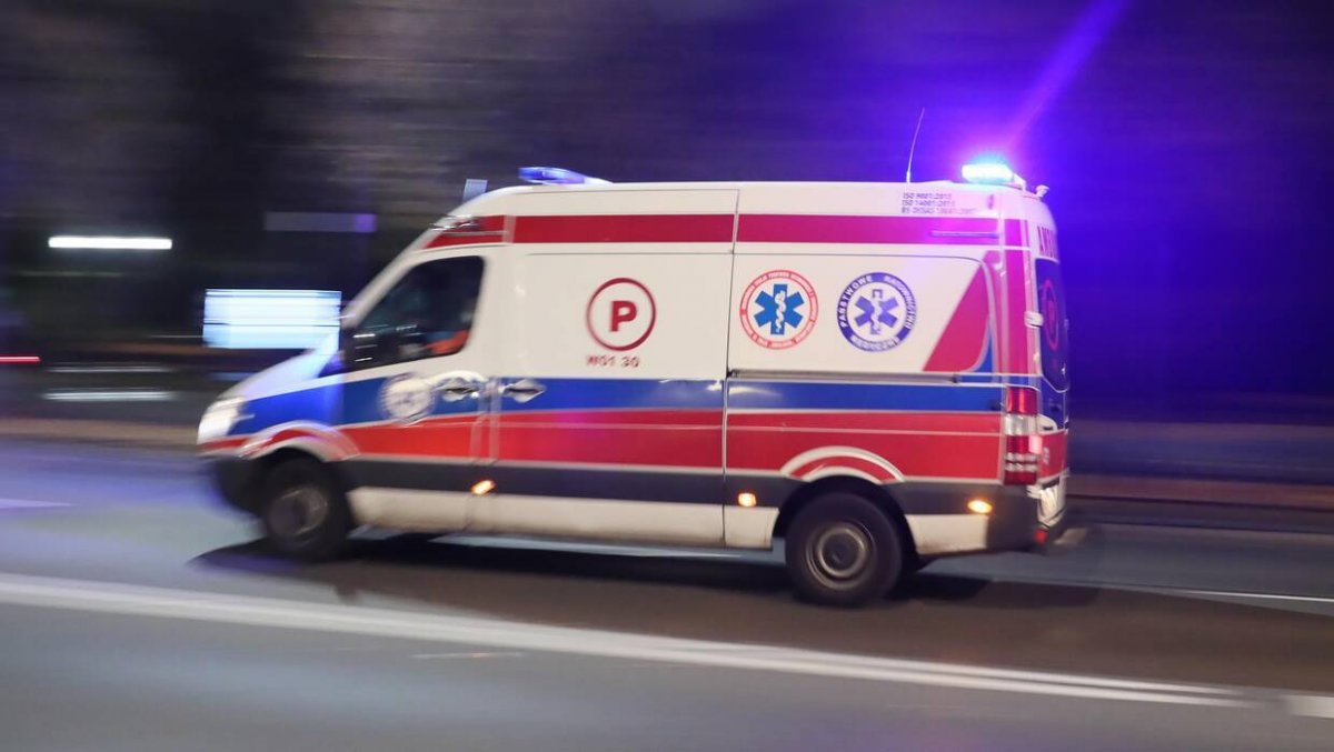 Groza pod remizą strażacką: 20 osób rzuciło się na ratowników medycznych